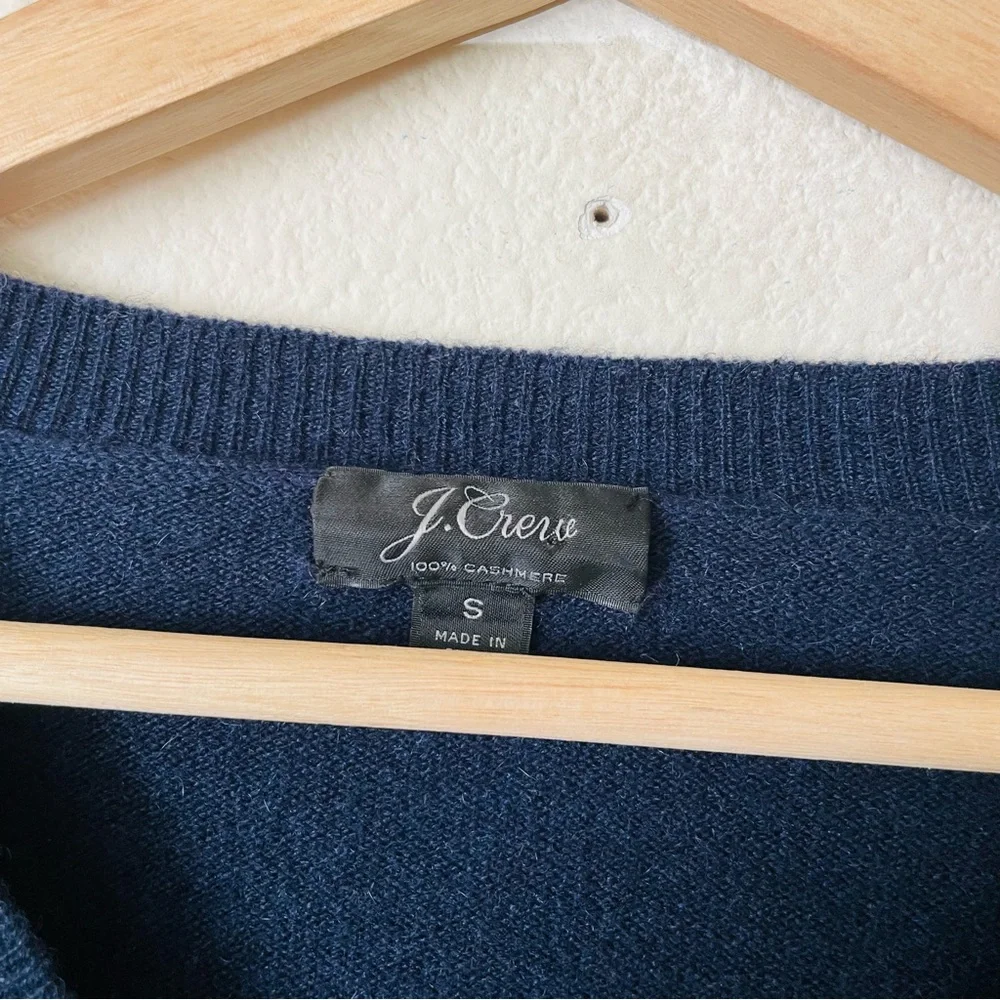 Jcrew Men’s SMALL 100% cashmere Vneck sweater in navy blue